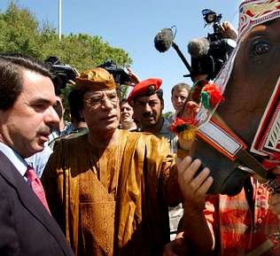 gadafi_aznar_caballo.jpg