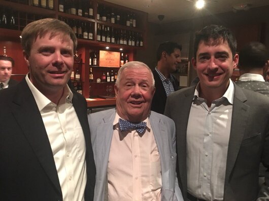 Jim Rogers (centro) y Manuel Aaron Fajardo (derecha)