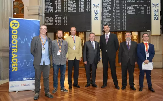 Foto de familia con los ganadores de la clasificación general de Robotrader 9ª Edición